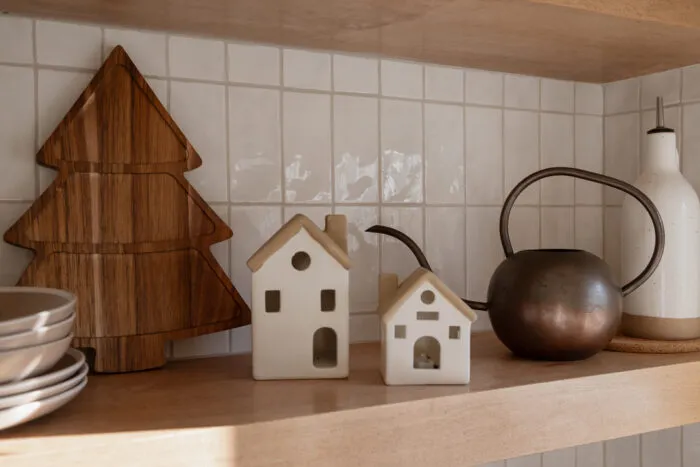 styling kitchen shelves for christmas